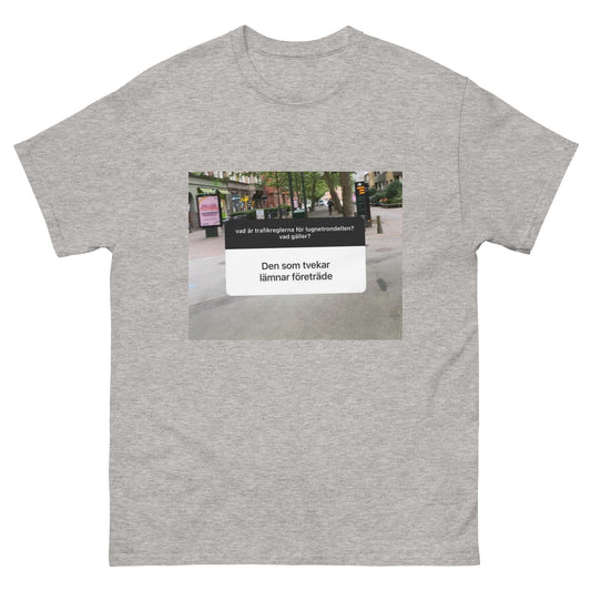 Den som tvekar lämnar företräde – T-shirt